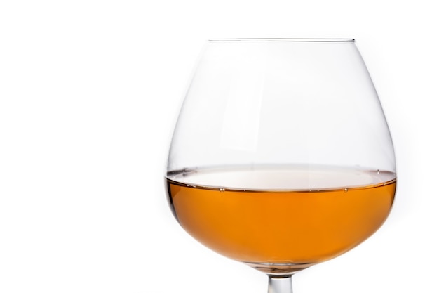 Cognac of whiskydrank die op witte achtergrond wordt geïsoleerd