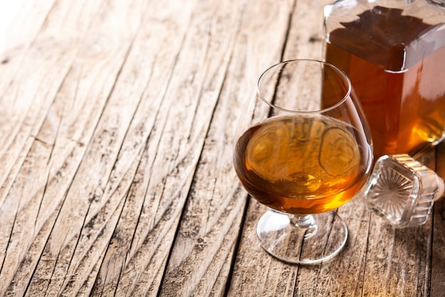 Cognac- of whiskydrank op houten tafel