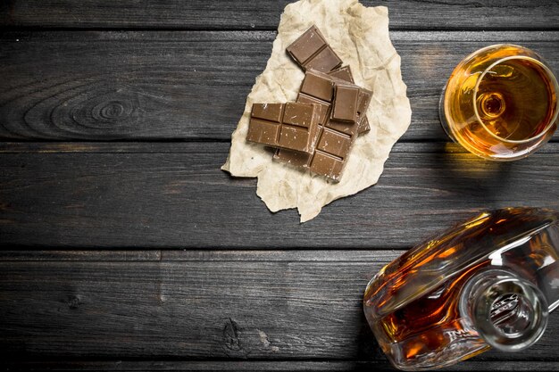 Foto cognac con pezzi di cioccolato amaro