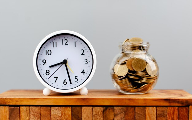 Coin bank geld en tijd geld besparen op tijd verdienen inkomen lonen besparingen concept