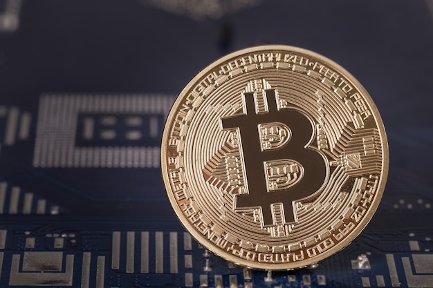 Coin bitcoin sul primo piano della scheda madre. cripto