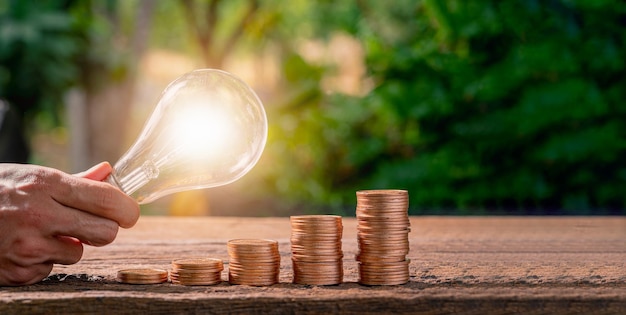 コインのアイデアは発光する代わりに積み重ねられた電球アイデアです