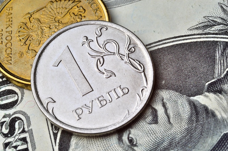 Фотография монетка номиналом 1 рубль лежит на банкноте крупного плана американского доллара