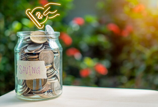 Монеты в стеклянных бутылках на фоне природы Концепция сбережений и инвестиций