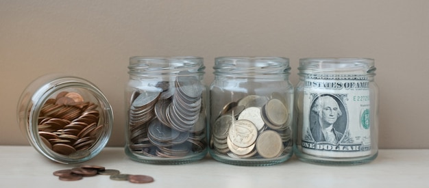 ガラスの木製の瓶のコイン。投資、退職、財務、貨幣貯蓄