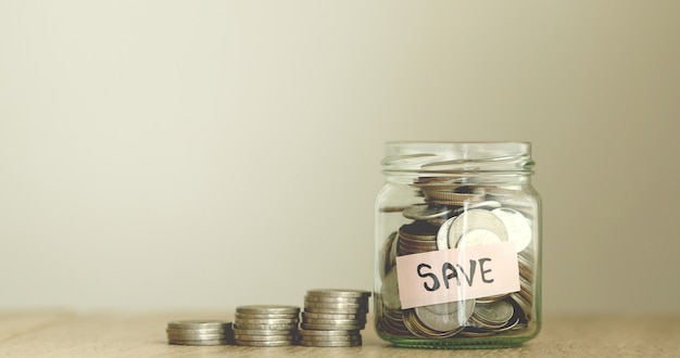 写真 お金を節約する金融の概念のためのガラスの瓶のコイン