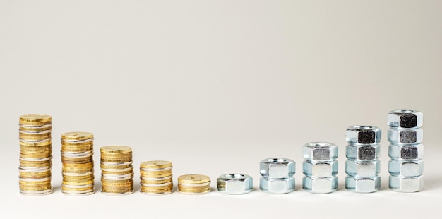 동전과 너트 볼트는 재정적 문제 또는 생산 효율성 복사 공간의 개념을 닫습니다.