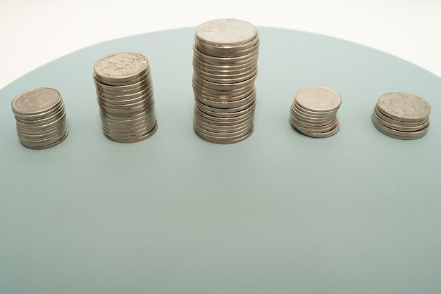 コインがテーブルの上に積み重なって、自宅やオフィスでのフィナンシャルプランの住宅ローンプランを提示します。