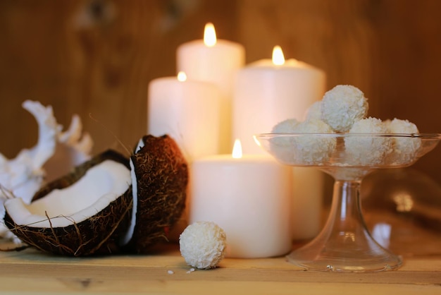 Foto caramelle di cocco su fondo di legno