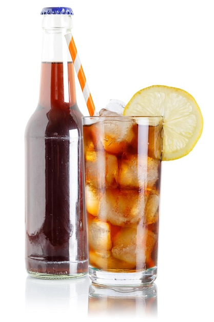 Foto bottiglia di cola e vetro soda limonata bevanda analcolica isolata su bianco