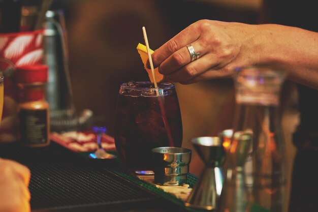 Foto bevanda cola al bar con fetta d'arancia sulla barra