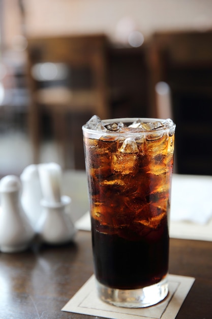 Cola drinken op hout achtergrond