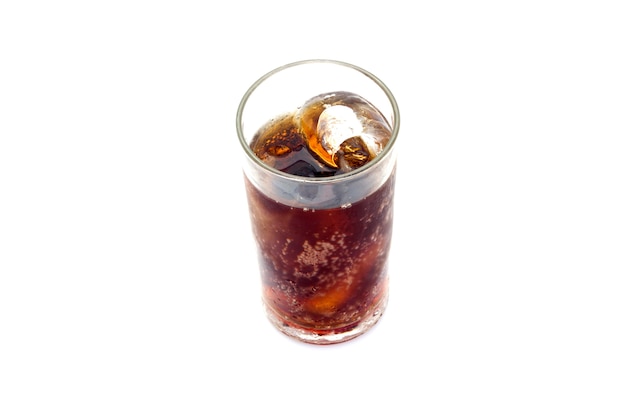 Foto cola in vetro con ghiaccio su sfondo bianco