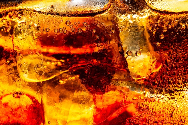 Cola met ijs voedsel achtergrond cola close-up ontwerpelement bier bubbels macroice bubble