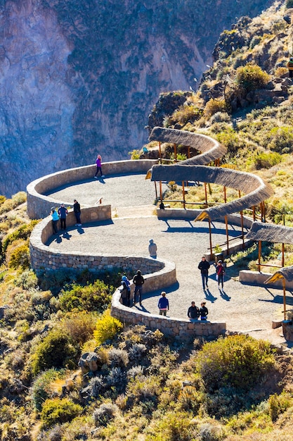Colca Canyon PeruZuid-Amerikaanse Inca's bouwen landbouwterrassen met vijver en klif Een van de diepste canyons ter wereld