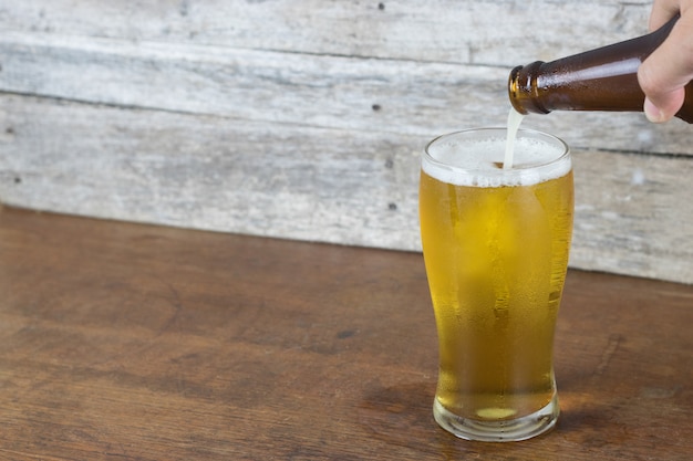 Birra fredda in bottiglia riempita di vetro