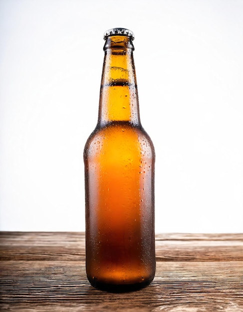 라벨이 없는 차가운 맥주 병이 색 바탕의 나무 테이블에 고립되어 있습니다.