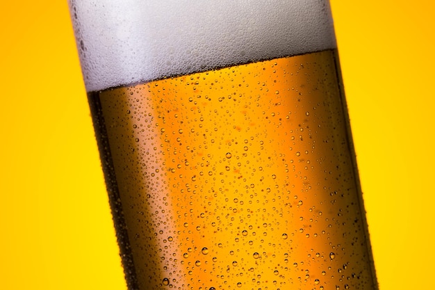 露の滴と冷たいビール グラス