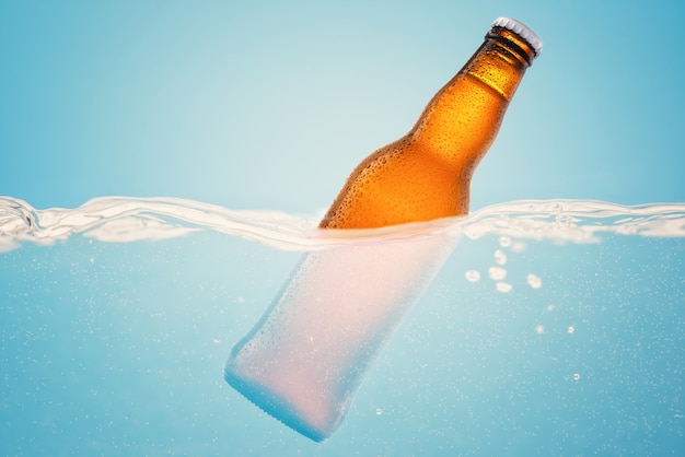 Foto birra fredda in acqua sull'azzurro