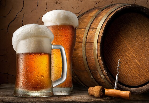 Birra fredda e botte di legno in cantina