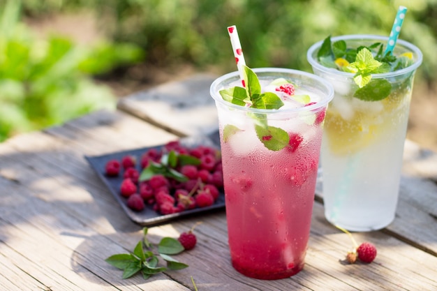 冷たい飲み物さわやかな夏の飲み物レモンさわやかな夏の飲み物バジルと氷のラズベリー
