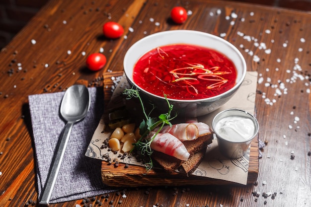 Photo cold borscht with pieces of bacon garlic and dark and moody top new