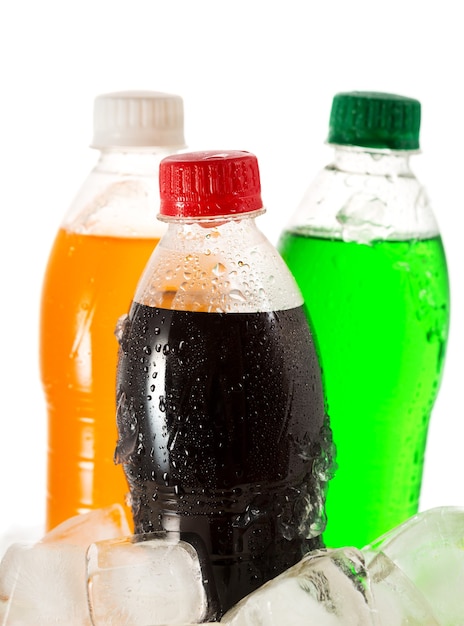 Photo cold bottles of soda in ice