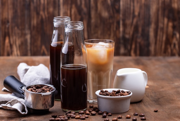 Foto prepara un caffè freddo con ghiaccio e latte