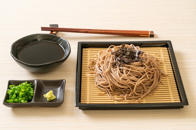 Tagliatelle soba di grano saraceno freddo o zaru ramen