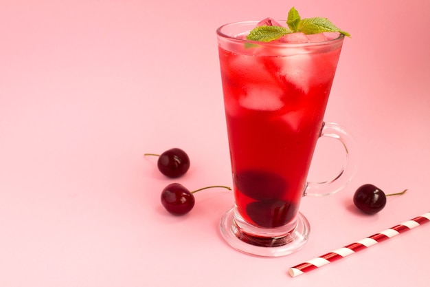 Photo cold cherry lemonade in tall glass with straw