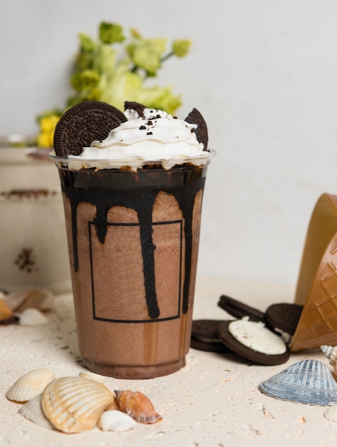 Foto bevanda del cioccolato freddo nella fine di plastica della tazza su