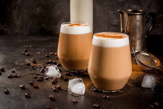 Photo cold coffee latte with milk, ice and cinnamon