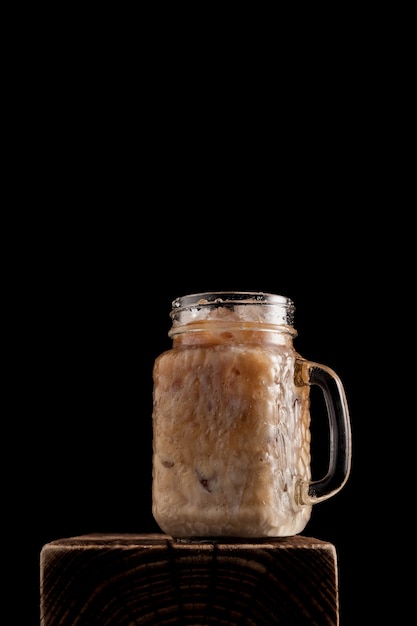 Фото Холодный кофе с мороженым. освежающий, бодрящий коктейль на камнях.