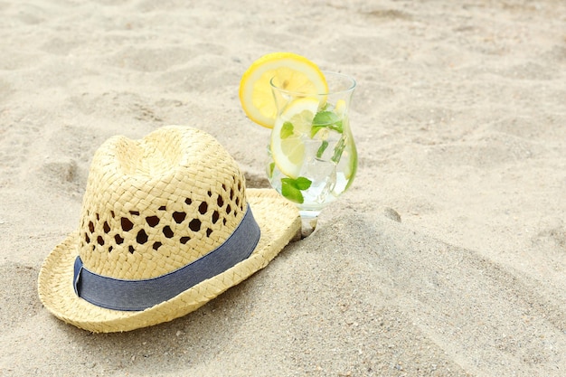 Foto bevanda fredda con menta ghiaccio e limone sulla spiaggia