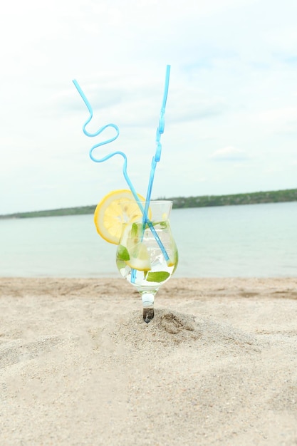 Foto bevanda fredda con menta ghiaccio e limone sulla spiaggia