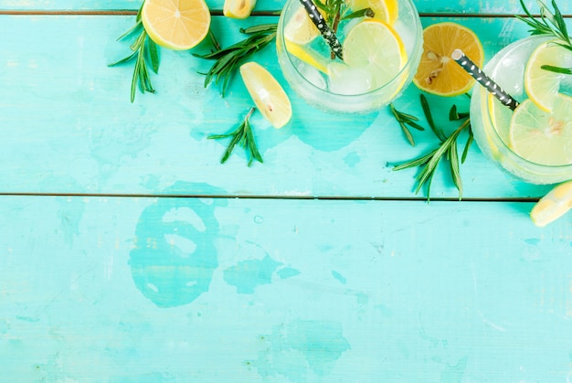 사진 레몬과 로즈마리와 차가운 음료