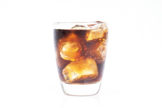 차가운 음료, 얼음 소다, 뜨거운 여름 음료 고립 된 콜라 유리