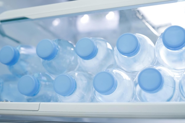 사진 냉장고 에 있는 차가운 물 병 들