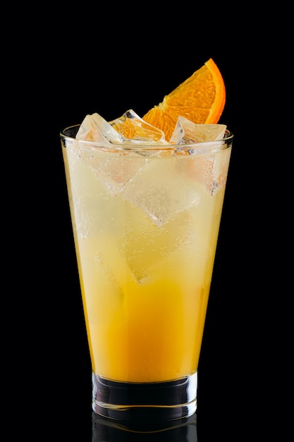 Холодный коктейль с апельсином на черном фоне