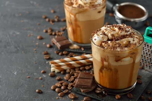 Caffè freddo frappe con panna