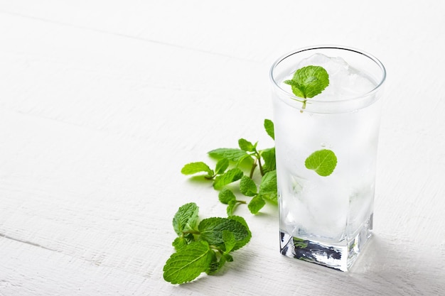 Photo cold glass of drinking water with ice and mint