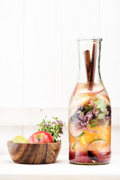 Cold infused detox water zomerlimonade met bessen, kruiden en fruit