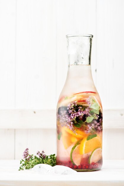 Cold Infused Detox Water Zomerlimonade nade met bessen, kruiden en fruit