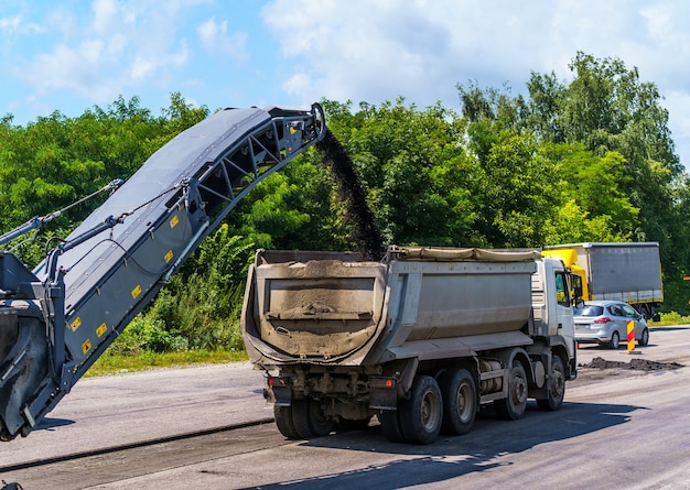 Cold milling machines are used for the quick, highly efficient removal of asphalt and concrete pavements. Removing and grinding the road surface, road construction and road rehabilitation