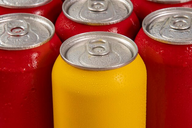 概念的な使用のための黄色の 1 つの冷たい赤いソーダ缶