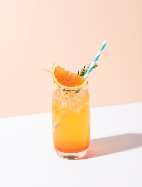 Холодный и освежающий апельсиновый коктейль пунш с долькой апельсина на желтом фоне. летний напиток.