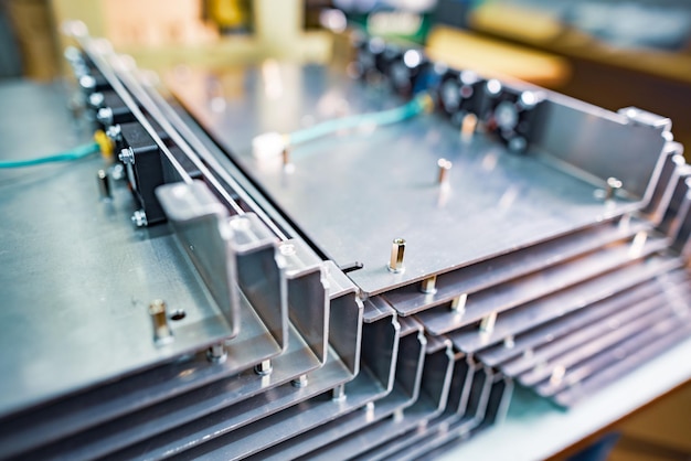 Foto parti metalliche lucide a freddo con cavi sottili per i moderni display tft su un grande tavolo nella vista macro della fabbrica dell'officina di assemblaggio