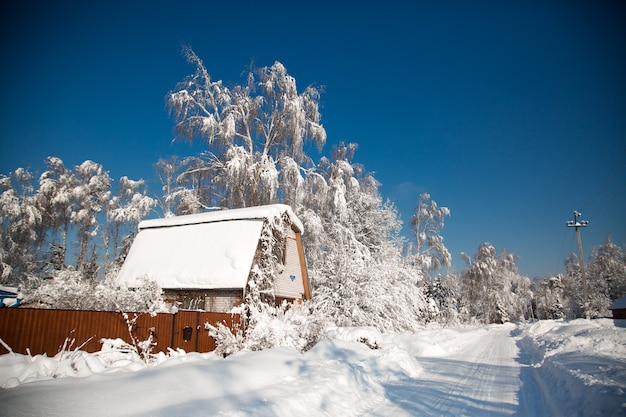 ロシアの村の寒い雪の冬