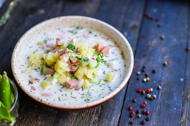 차가운 수프 야채 채소 okroshka 두 번째 코스 식사