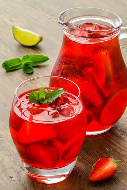 Bevanda fredda alla fragola con fette di fragola e menta.